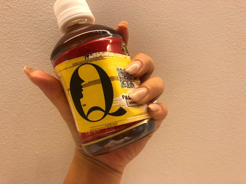 QRコードがプリントされたペットボトル