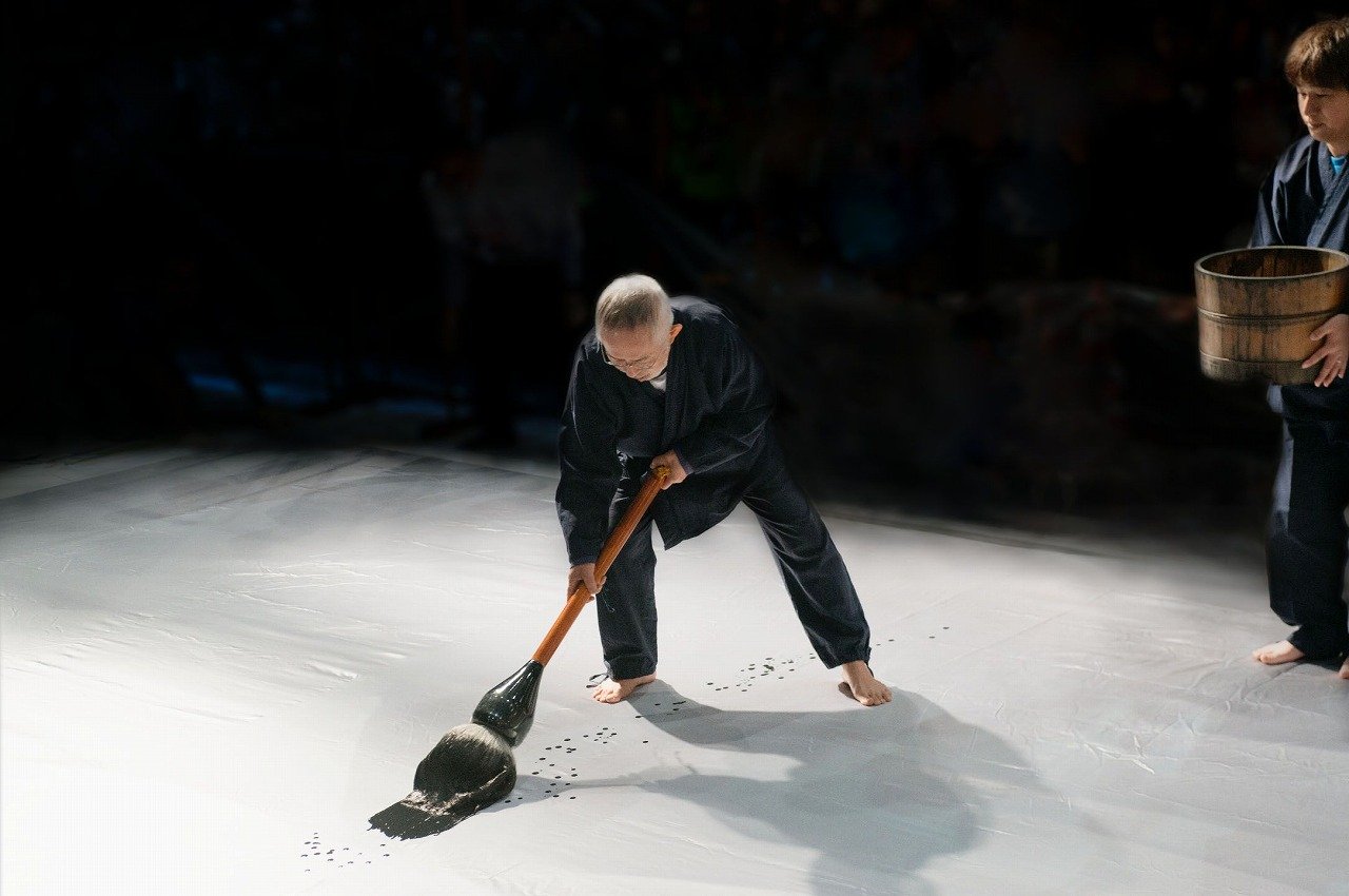 鈴木敏夫さんによる揮毫の様子