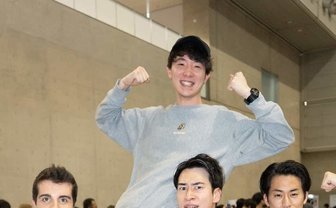 超会議名物「マッスルタクシー」179cmの男性を片手で持ち上げる！