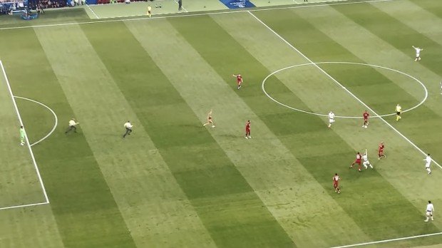 画像は動画「MY GIRLFRIEND STREAKED CHAMPIONS LEAGUE FINAL!」より_4