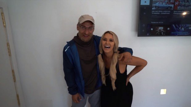 画像は動画「MY GIRLFRIEND STREAKED CHAMPIONS LEAGUE FINAL!」より_7