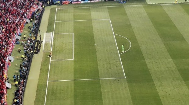 画像は動画「MY GIRLFRIEND STREAKED CHAMPIONS LEAGUE FINAL!」より_2