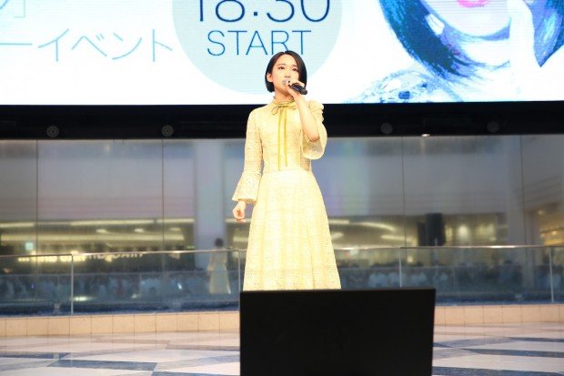 リリースイベントでパフォーマンスする悠木碧さん