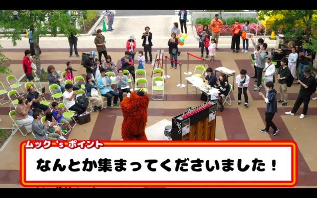 自ら観客を集めるムックさん／【音楽家ムック】街中で突然、米津玄師の「海の幽霊」弾いてみた！！