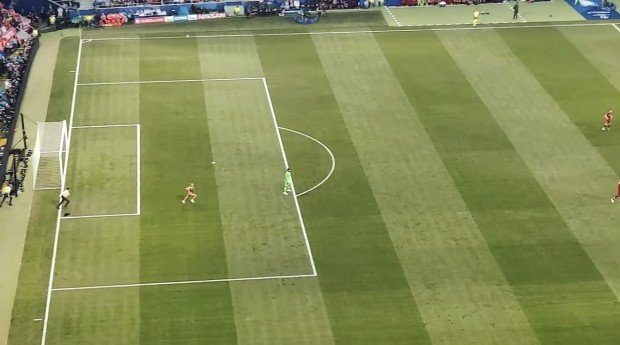 画像は動画「MY GIRLFRIEND STREAKED CHAMPIONS LEAGUE FINAL!」より_3