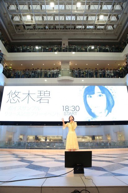 リリースイベントでパフォーマンスする悠木碧さん