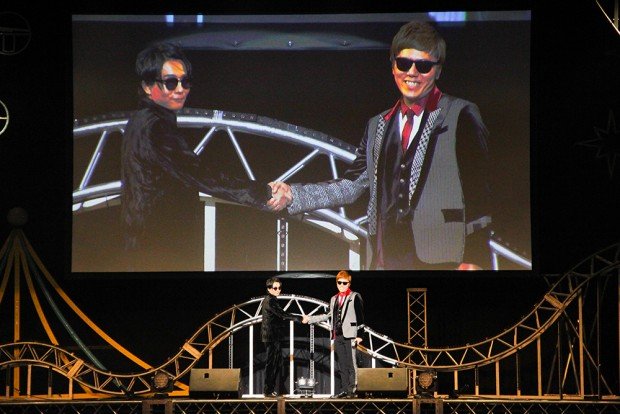 握手を交わすマホトさん（左）とHIKAKINさん（右）／U-FES. 2018にて2