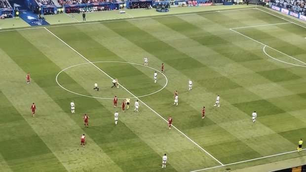 画像は動画「MY GIRLFRIEND STREAKED CHAMPIONS LEAGUE FINAL!」より_6