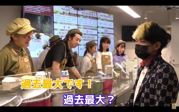 「行列2時間待ち！タピオカ屋のお客全員に開店から閉店まで奢り続けたらいくら必要？」より