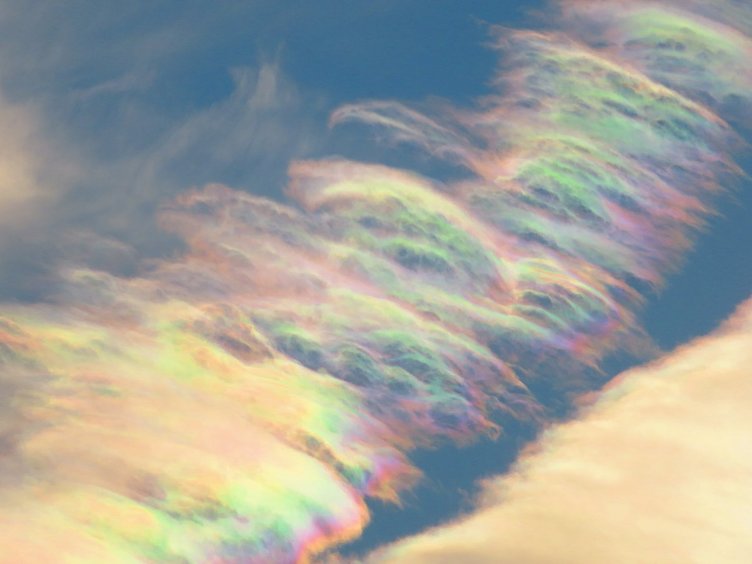 鮮やかな虹色をまとった彩雲 天気の子 監修の研究者が撮り方を解説 Kai You Net