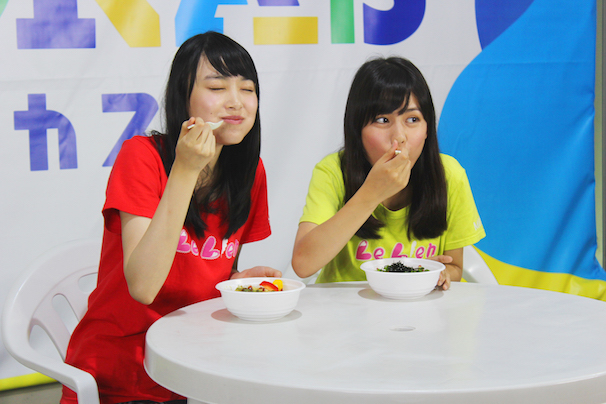 「Resort Dinning Juppy」のフードを堪能するKarinさんとMinamiさん