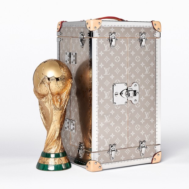 「FIFAワールドカップロシア」のトロフィーケース／画像はルイ・ヴィトン公式サイトより