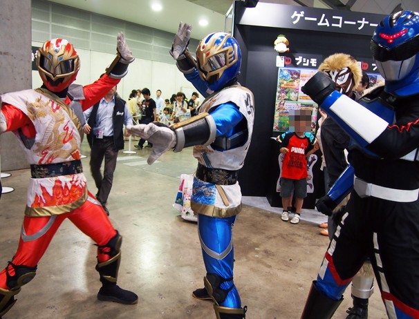 茨城のご当地ヒーロー「双嵐龍(ソーランドラゴン)」の2人も登場! ※右側でトコロザワンの後ろで見切れている金髪の方は「ハクビシーンJr.」。トコロザワンの敵のようです。