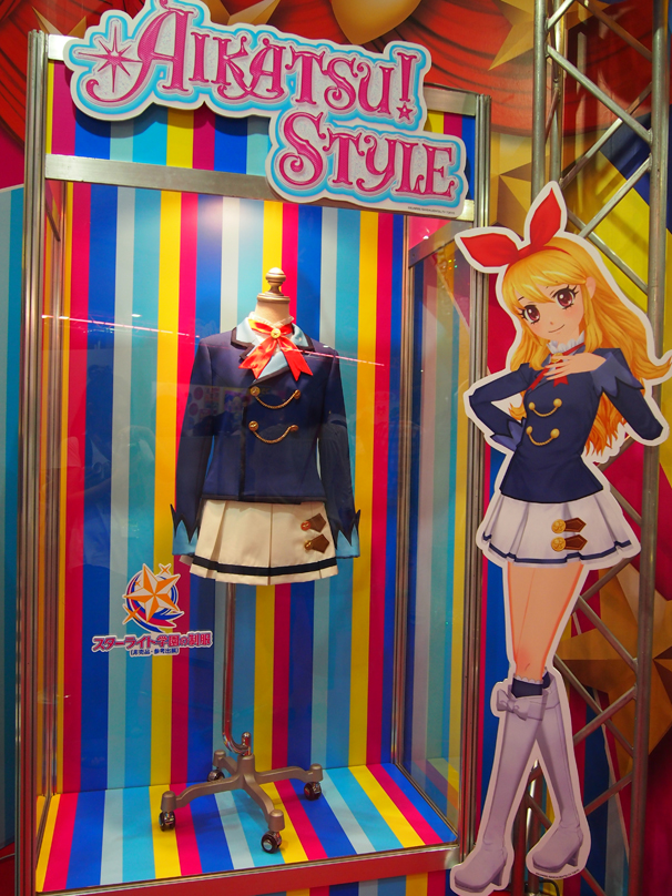 女の子を中心に大人気の「アイカツ!」ブースでは、スターライト学園の制服が展示されていました。
