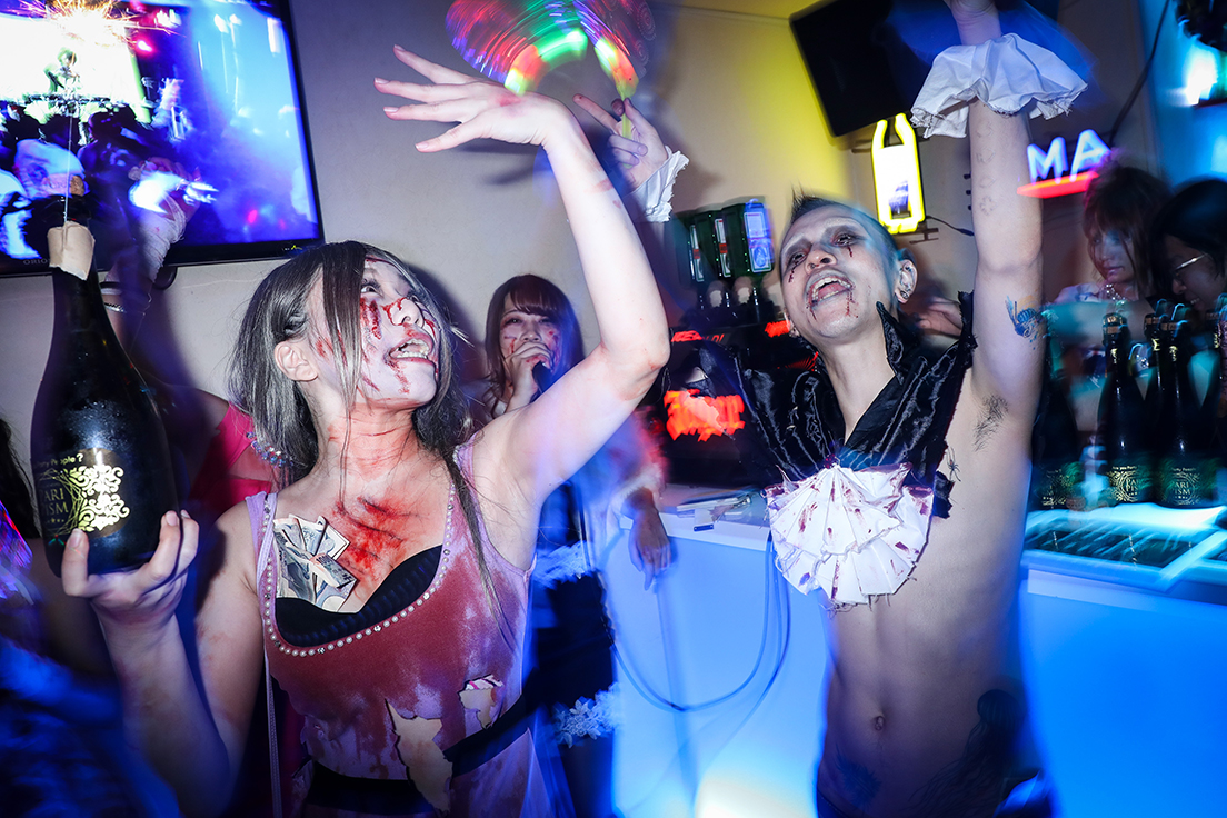 「歌舞伎町ハロウィン」のカオスなステージ　写真提供：トシムラ