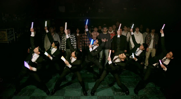 須藤元気率いるスーツ集団、AKB劇場でヲタ芸を打つ!?