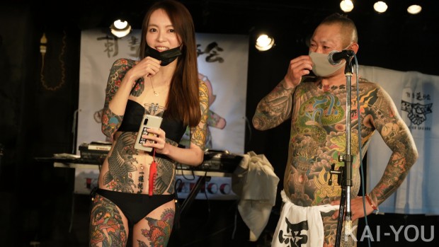 全身に施された色鮮やかな刺青が目を惹く