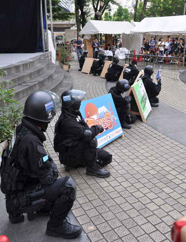 ステージ前の警備は自宅警備員に任せられた