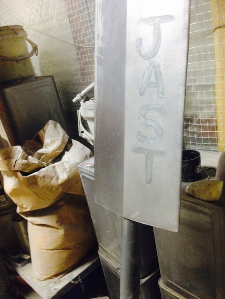 JAST of 青の稲妻／特別に、制作中の別の武器をJAST仕様に染めさせていただきました！