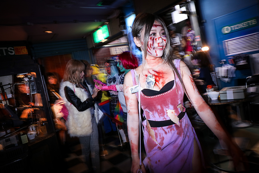 「歌舞伎町ハロウィン」のカオスなステージ　写真提供：トシムラ