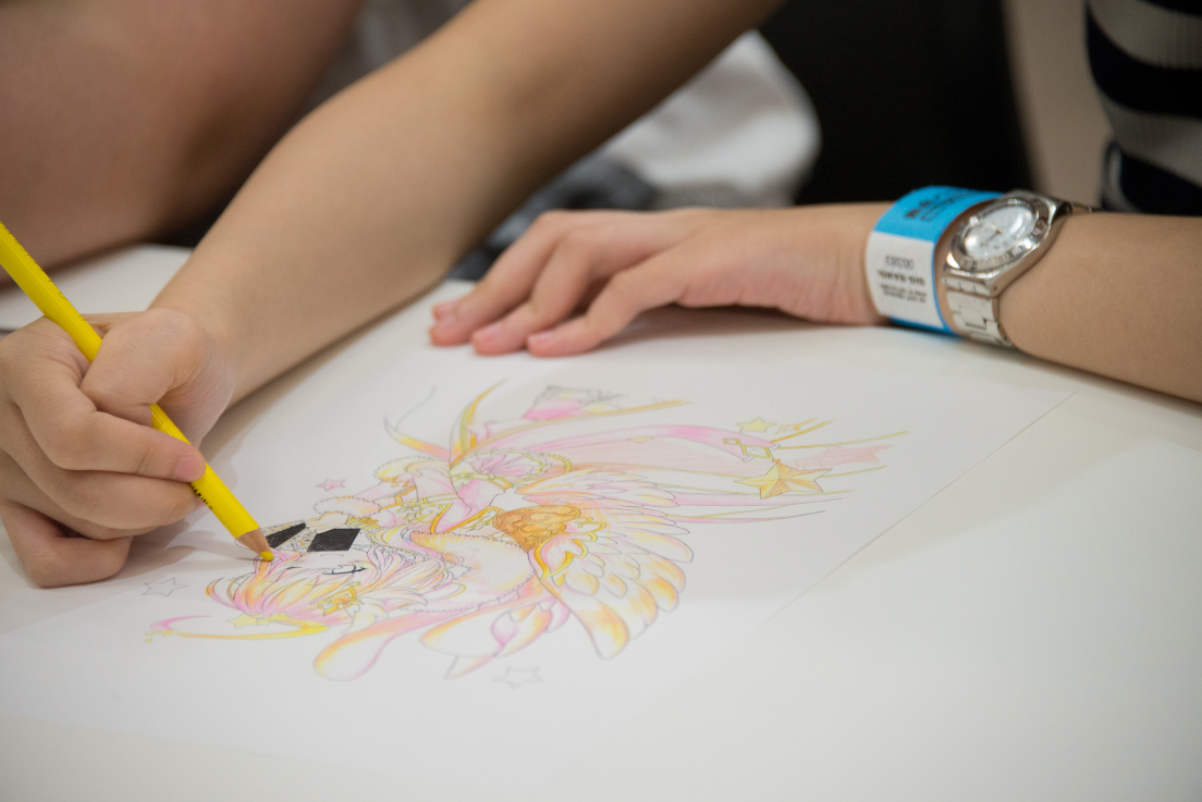 塗り絵に挑戦する来場者