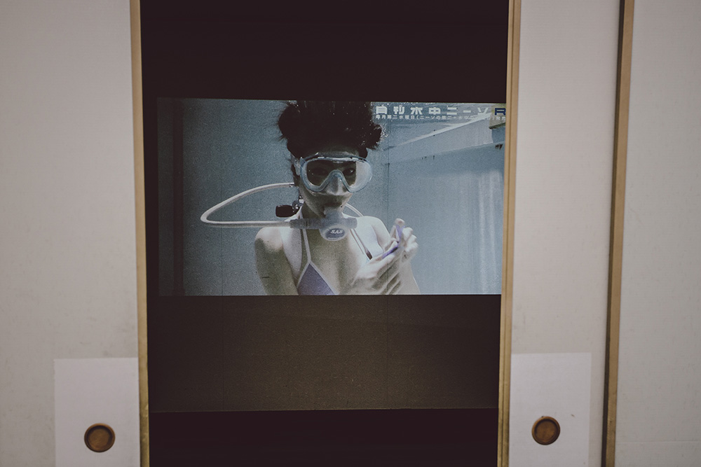 VJは、水中ニーソ