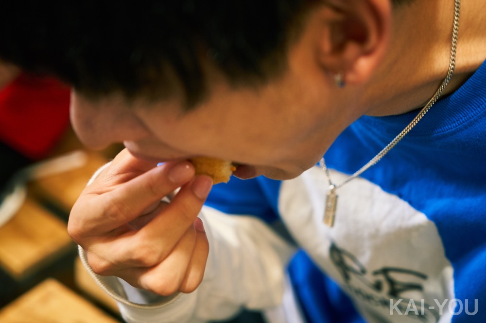 さなり／カナッペを食べる