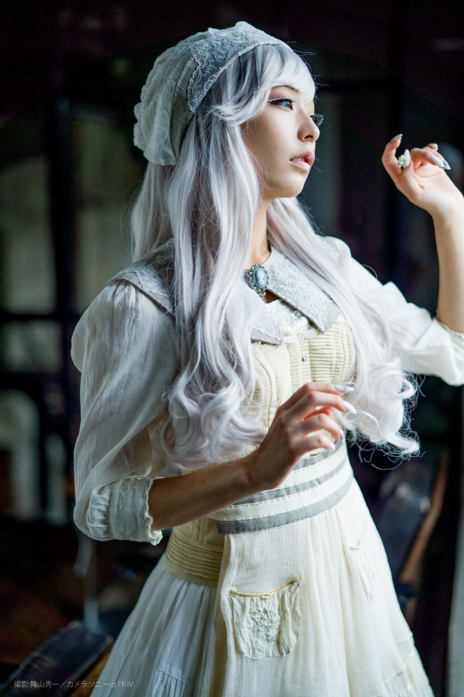 宇垣美里が麗しいメイド風コスプレ　カメラ誌の表紙巻頭グラビア飾る