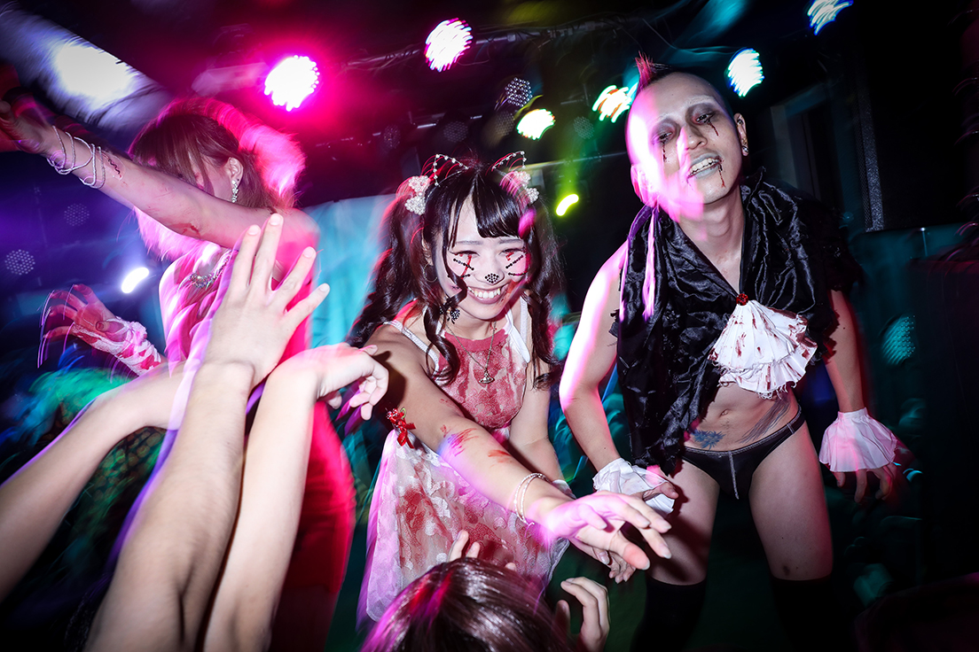 「歌舞伎町ハロウィン」のカオスなステージ　写真提供：トシムラ