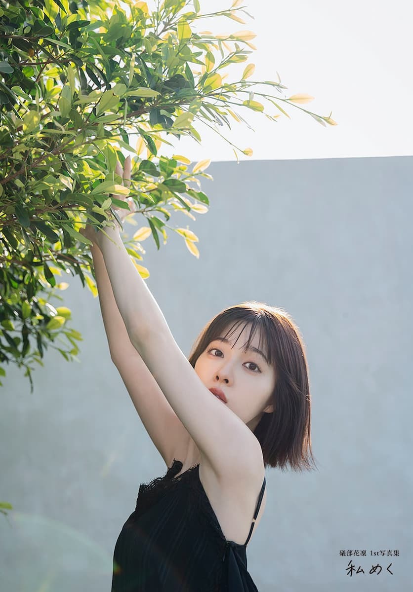 画像3: 声優 礒部花凜、水着姿で夕日に佇む　沖縄の海に映えるセンチメンタルな表情