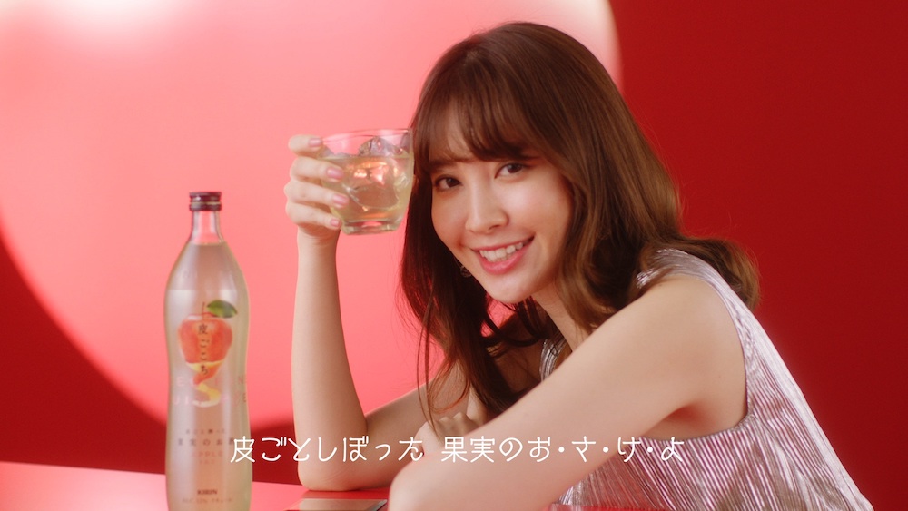小嶋陽菜さん／「キリン　皮ごこち　『皮ごこちを飲みたい』篇」