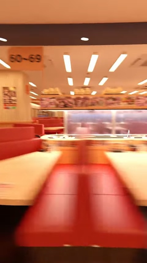 画像2: 「客席も回る回転寿司に来ました」リアルすぎるCG動画、高速スピンに目が回る