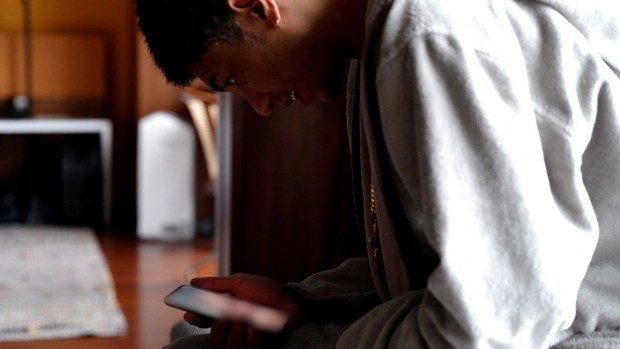 愛娘と電話中。