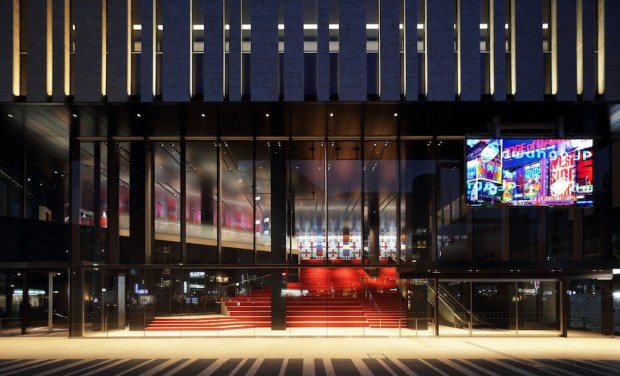 東京建物 Brillia HALL正面入口からみた250インチLEDビジョン