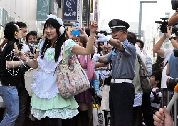 入場シーン_メイドさん