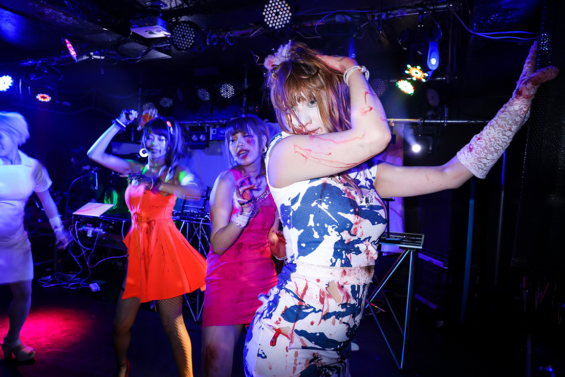 「歌舞伎町ハロウィン」のカオスなステージ　写真提供：トシムラ