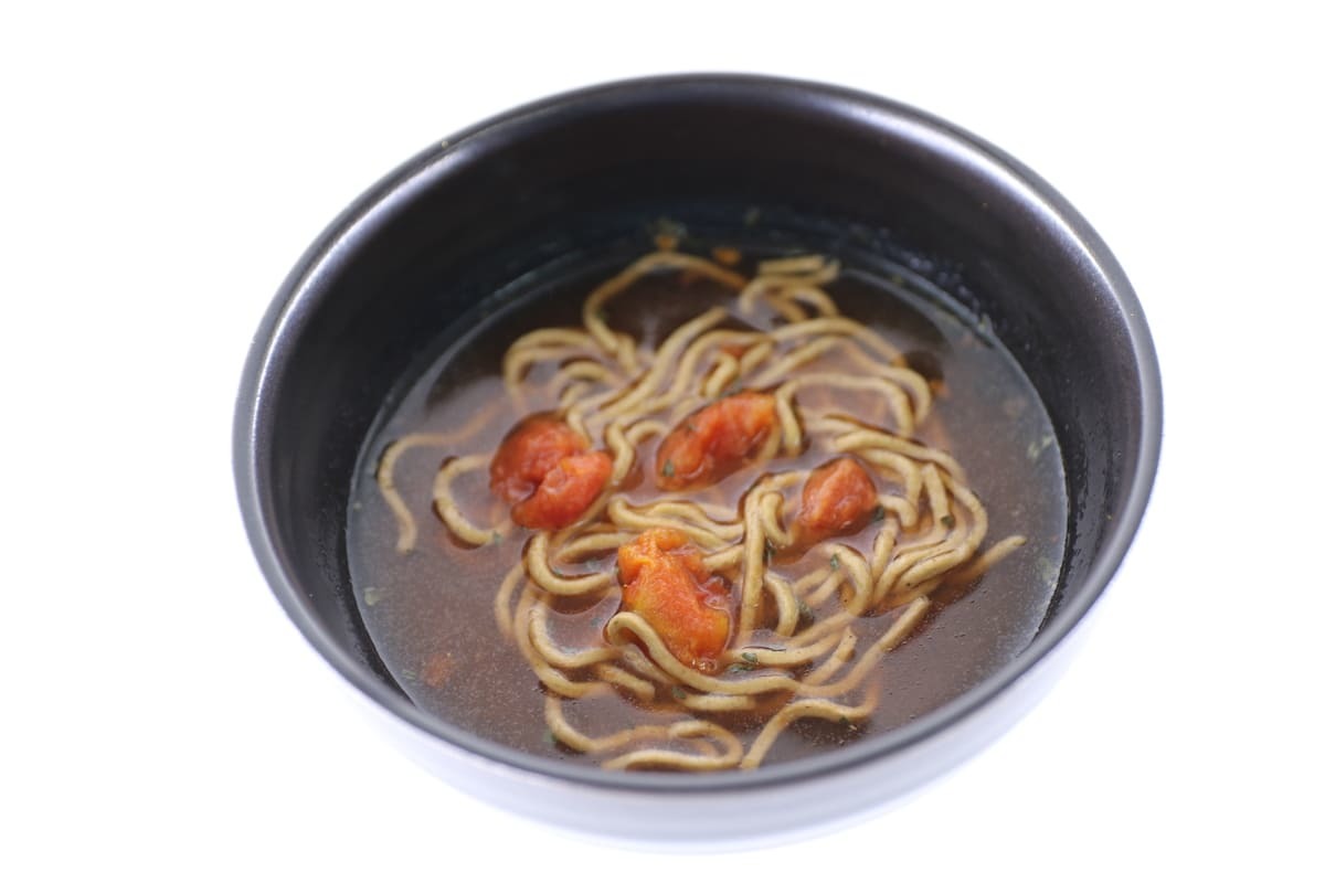 「TENGA 的宇宙食」宇宙そば（お湯を注いだところ）