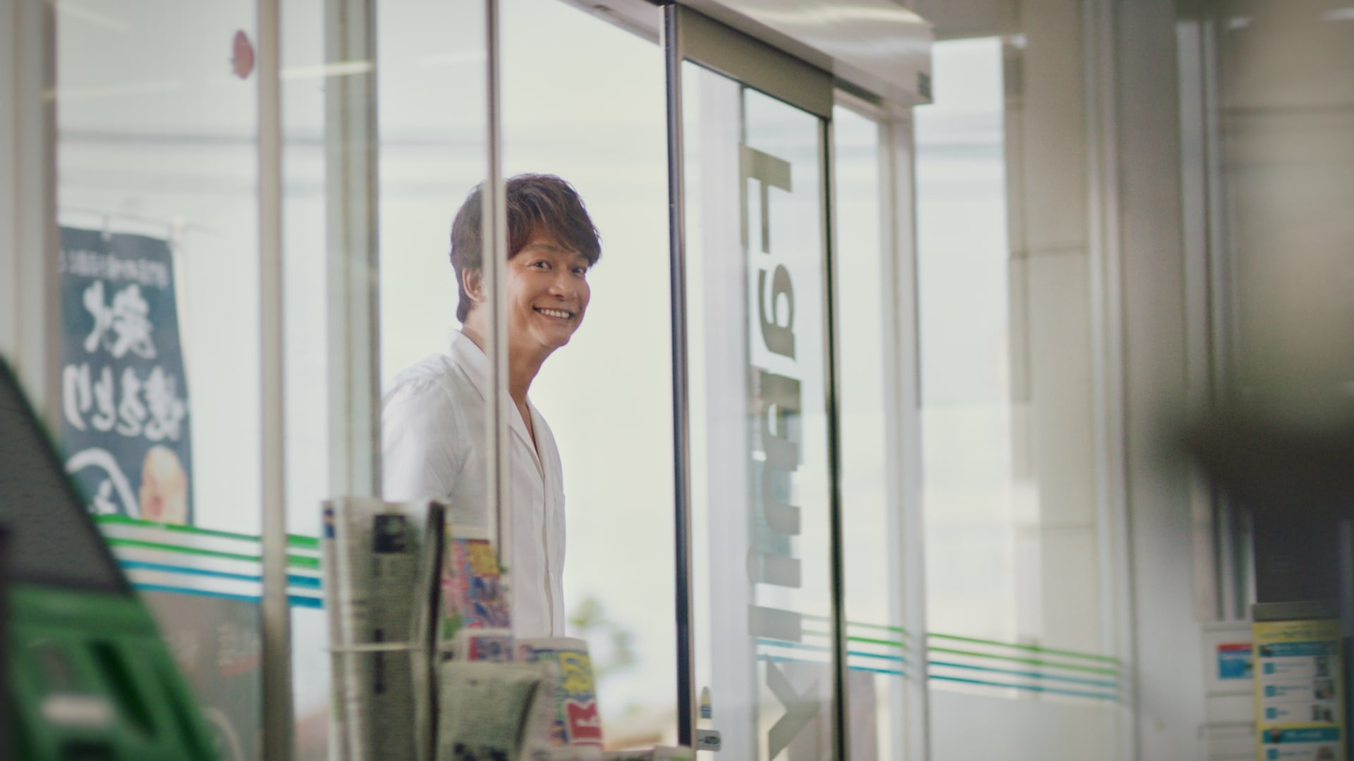 香取慎吾出演、新TVCM「ファミマのあの曲で会話」篇1