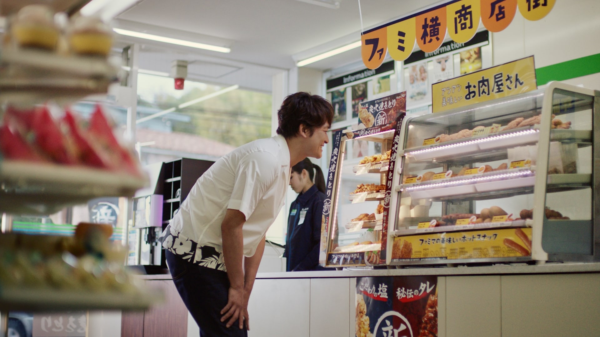 香取慎吾出演、新TVCM「ファミマのあの曲で会話」篇2