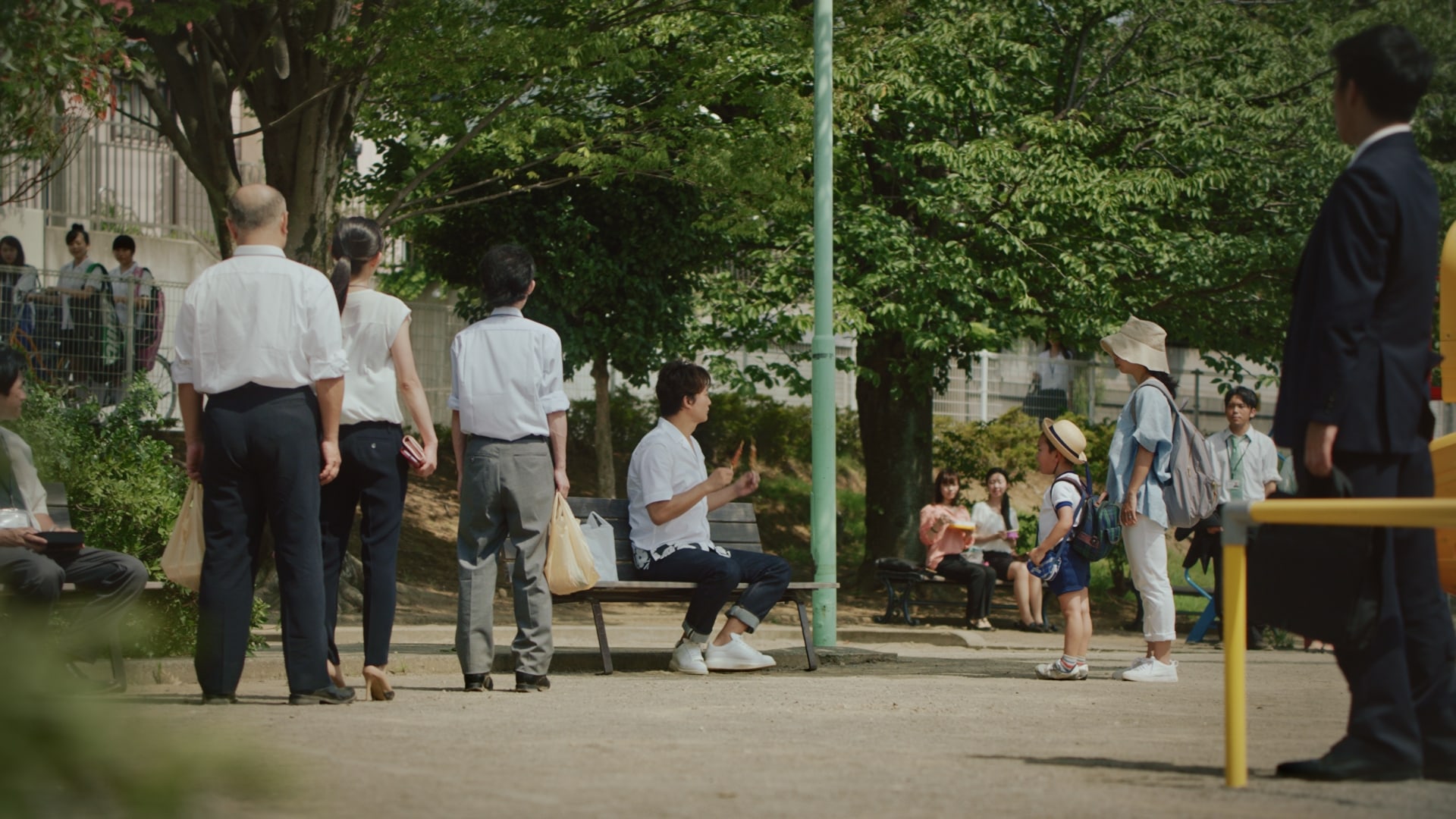 香取慎吾出演、新TVCM「ファミマのあの曲で会話」篇15