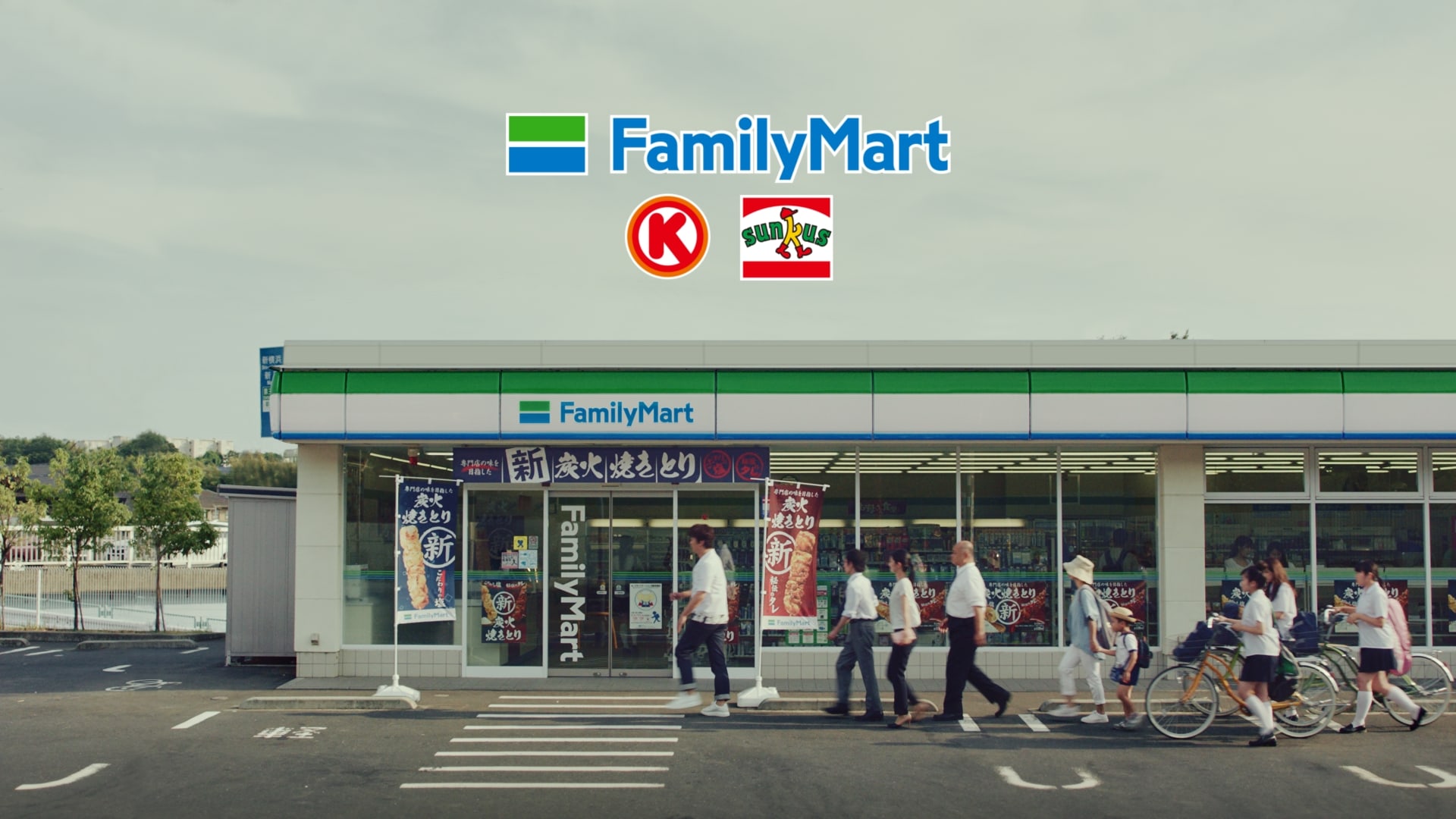 香取慎吾出演、新TVCM「ファミマのあの曲で会話」篇17