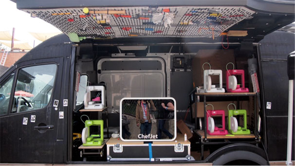 キャンディーやチョコを３Dプリントする会社が車でやってきて野良展示をやっていました。今年は３Dプリンターでも「食品のプリント」が１つの話題となっていました