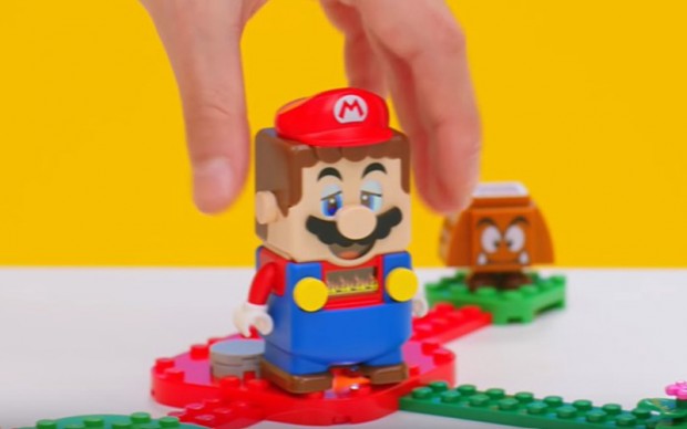 ダメージを受けるマリオ／画像は動画「レゴスーパーマリオでの大冒険がはじまる！」から