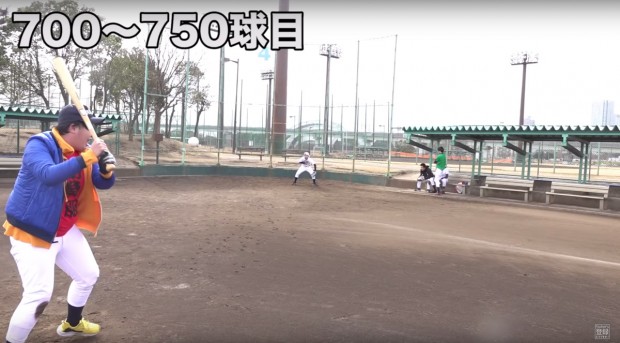 画像は動画「野球初心者が1000本ノックやったらマジで上手くなるのか!?」よりスクリーンショット