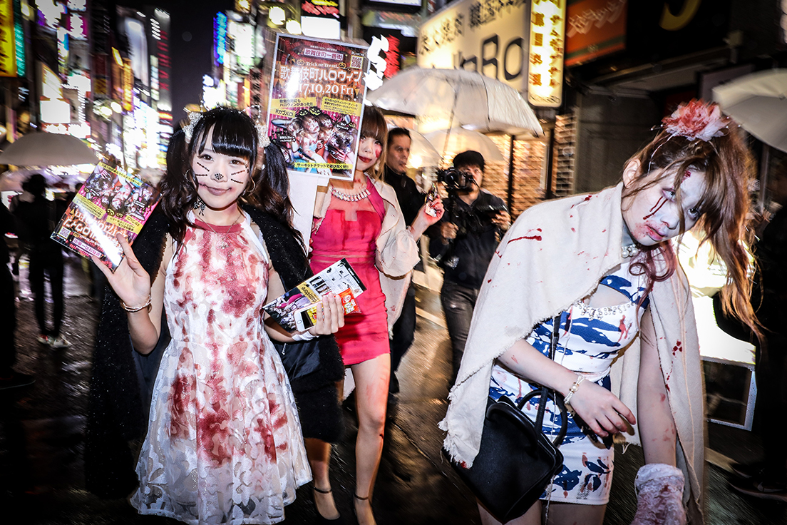 歌舞伎町でゾンビウォーク　写真提供：トシムラ