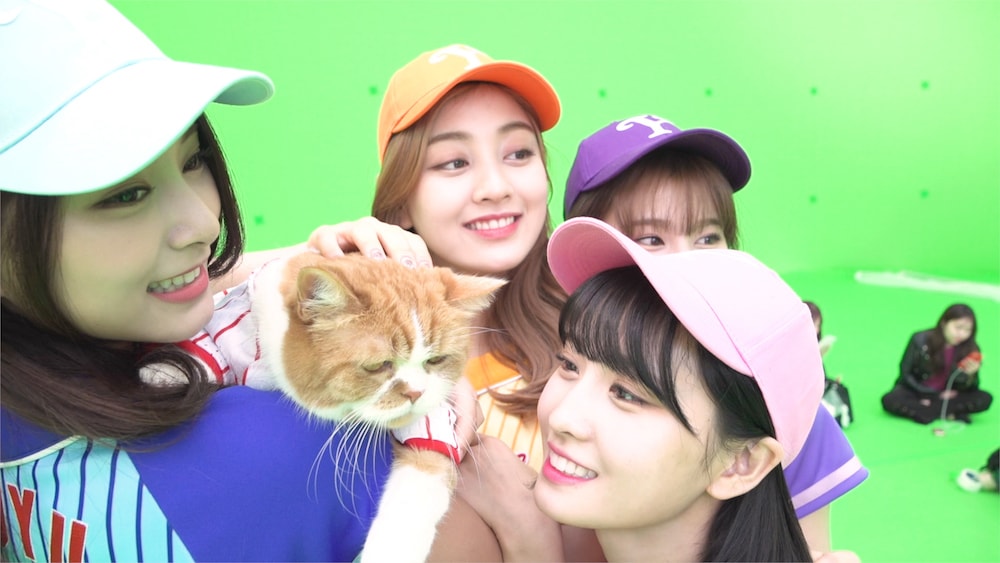 TWICEワイモバCM_11