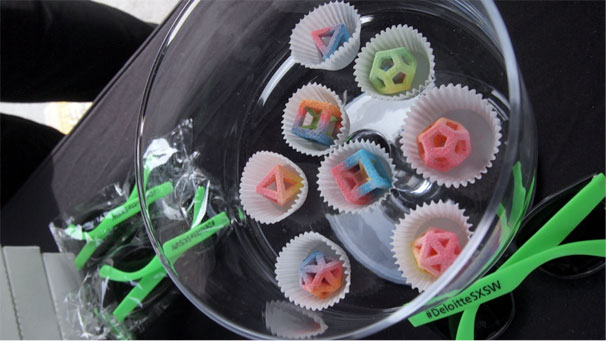 キャンディーやチョコを３Dプリントする会社が車でやってきて野良展示をやっていました。今年は３Dプリンターでも「食品のプリント」が１つの話題となっていました