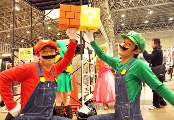 ブロックを叩くマリオブラザーズ