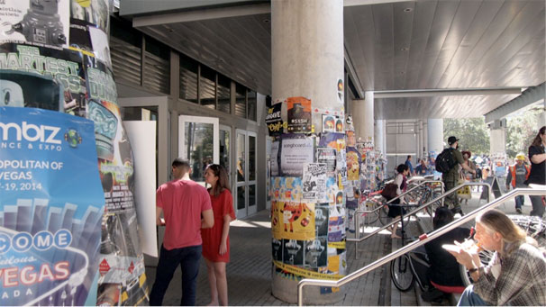 いろんなところでイベントがあるので柱はチラシで一杯。日に日にフナ虫のように増えていきます。