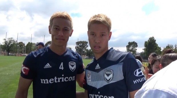 MAKIHIKAさんと本田圭佑さんの2ショット／画像はMAKIHIKAさんの動画より